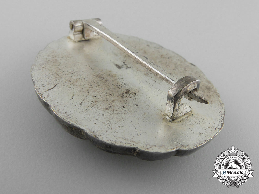 a_silver_grade_wound_badge_with_case_of_issue_q_470