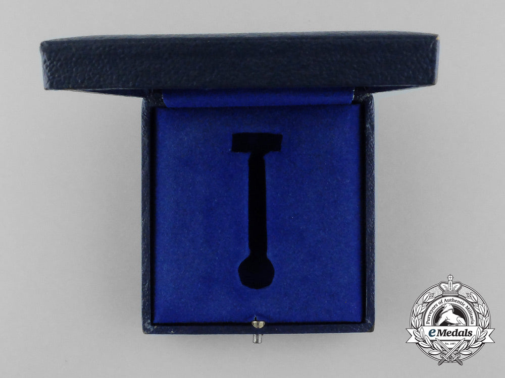 a_case_of_an_air_gunner_and_flight_engineer_badge_s0153017