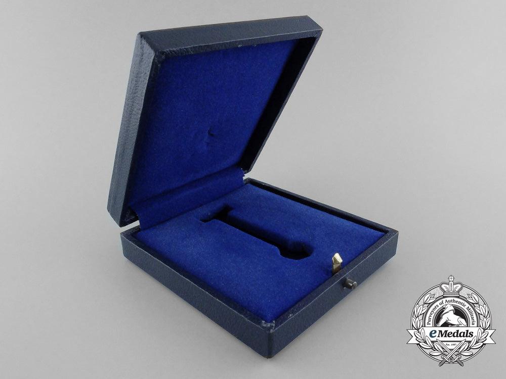 a_case_of_an_air_gunner_and_flight_engineer_badge_s0163018