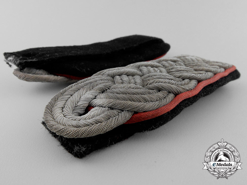 a_set_of_waffen_ss_hauptsturmfuhrer_artillery_unit_shoulder_boards_s_749