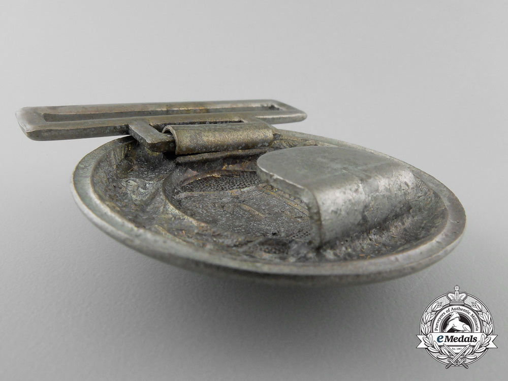 a_hanover_fire_defence_service_officer's_belt_buckle;_published_example_t_641