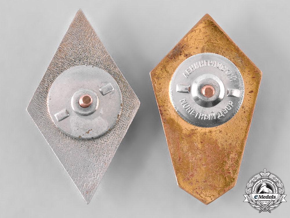 cuba,_socialist_republic._a_rare_set_of_military_academy_graduation_badges_tst_8_lo_008_1