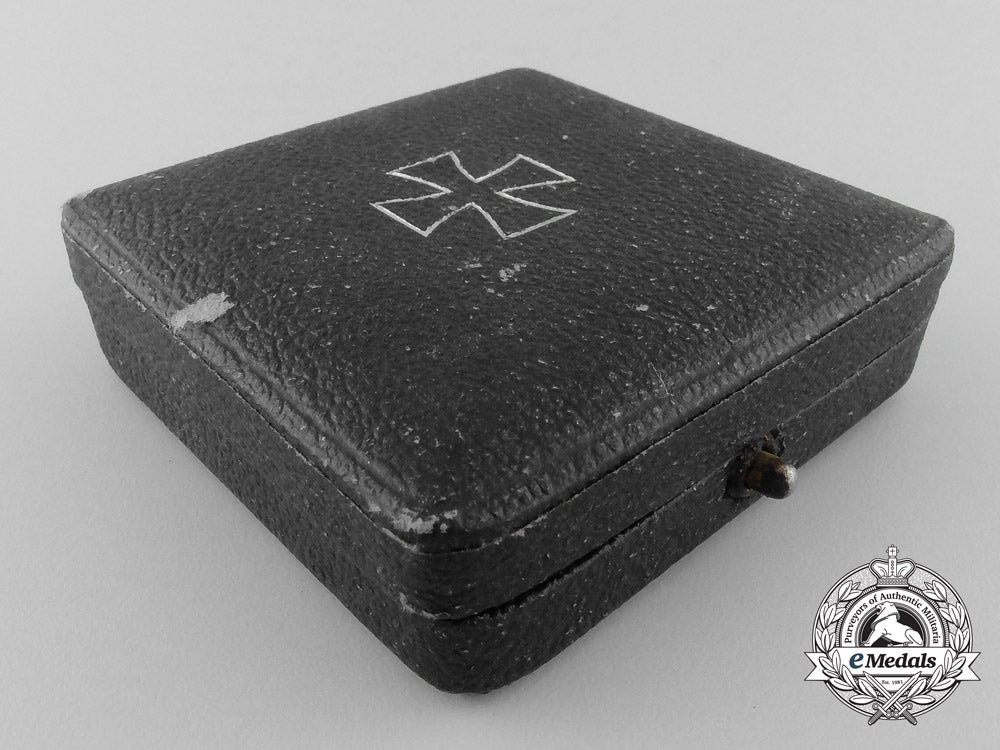 an1939_first_class_iron_cross;_marked26_with_case_x_525