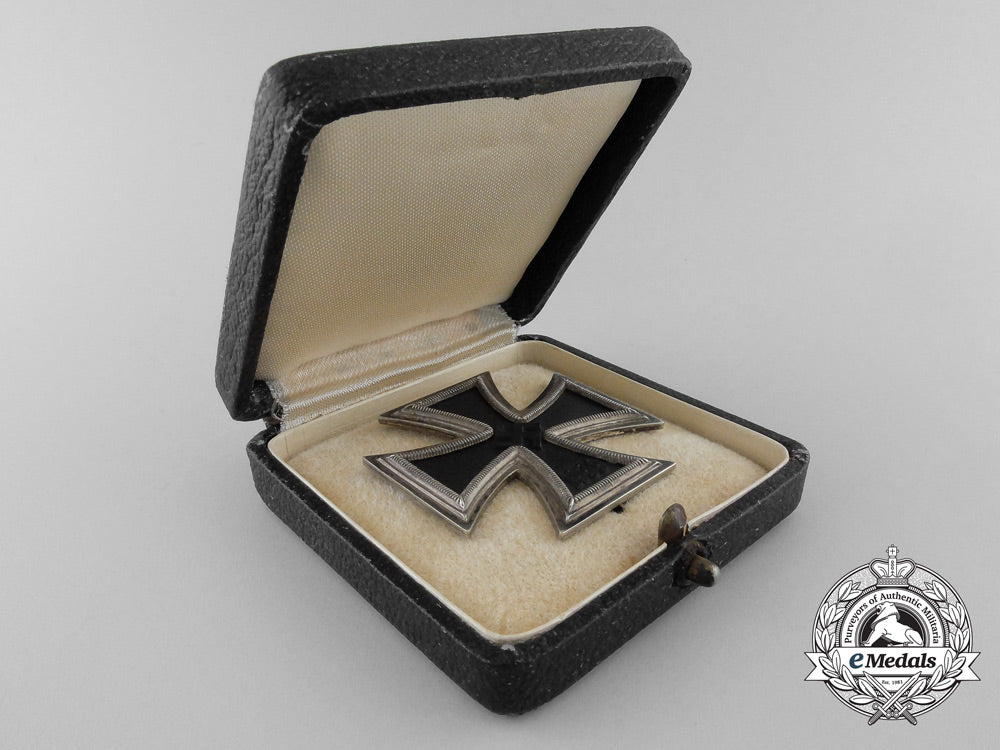 an1939_first_class_iron_cross;_marked26_with_case_x_526