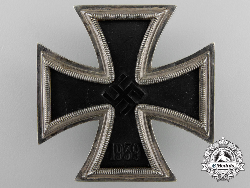 an1939_first_class_iron_cross;_marked26_with_case_x_527