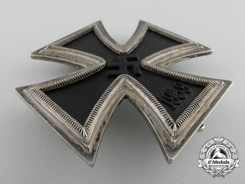 an1939_first_class_iron_cross;_marked26_with_case_x_529