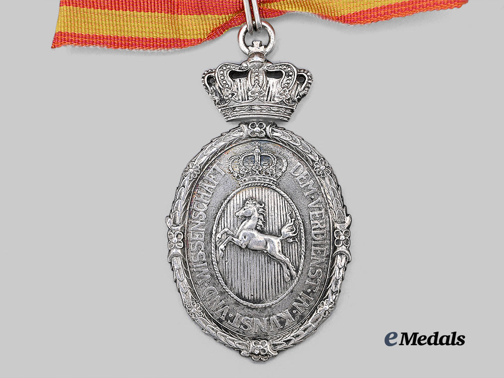 braunschweig,_duchy._a_decoration_for_art_and_science,_i_i_class_with_crown,_published_example_from_the_karsten_klingbeil_collection_e_medals__g62650_5