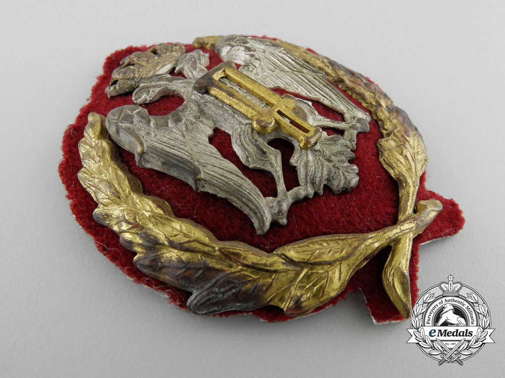 a_yugoslavian_cap_badge_with_the_cypher_of_peter_ii(1934-1945)_y_948