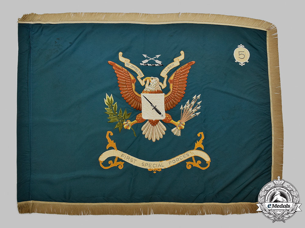 united_states._a5_th_special_forces_group_flag_sent_to_vietnam_and_later_given_to‘_colonel’_martha_raye_in1971_01_m21_mnc1421