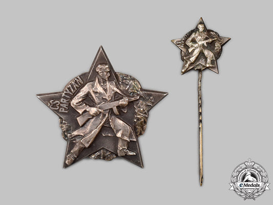 czechoslovakia,_socialist_republic._a_badge_of_the_czechoslovakian_partisan,_with_stick_pin_miniature_027_m21_mnc8955