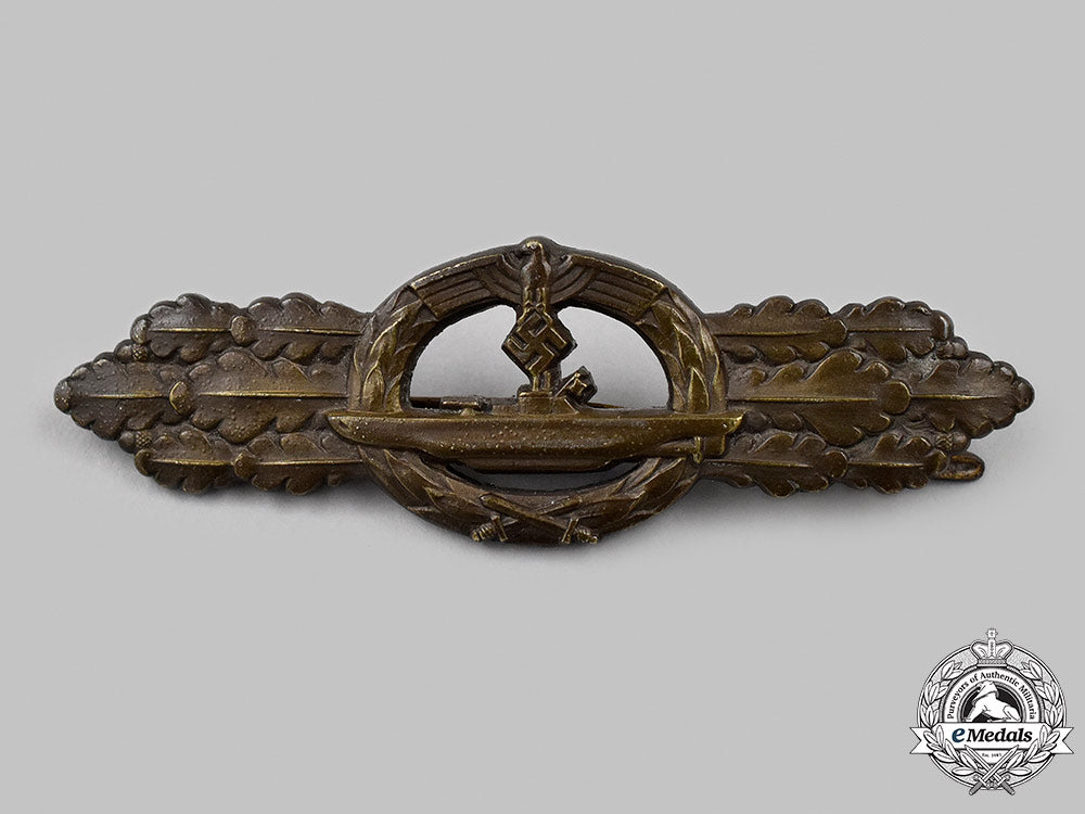 germany,_kriegsmarine._a_u-_boat_clasp,_second_pattern_bronze_grade,_by_schwerin_03_m21_mnc0642_1_1
