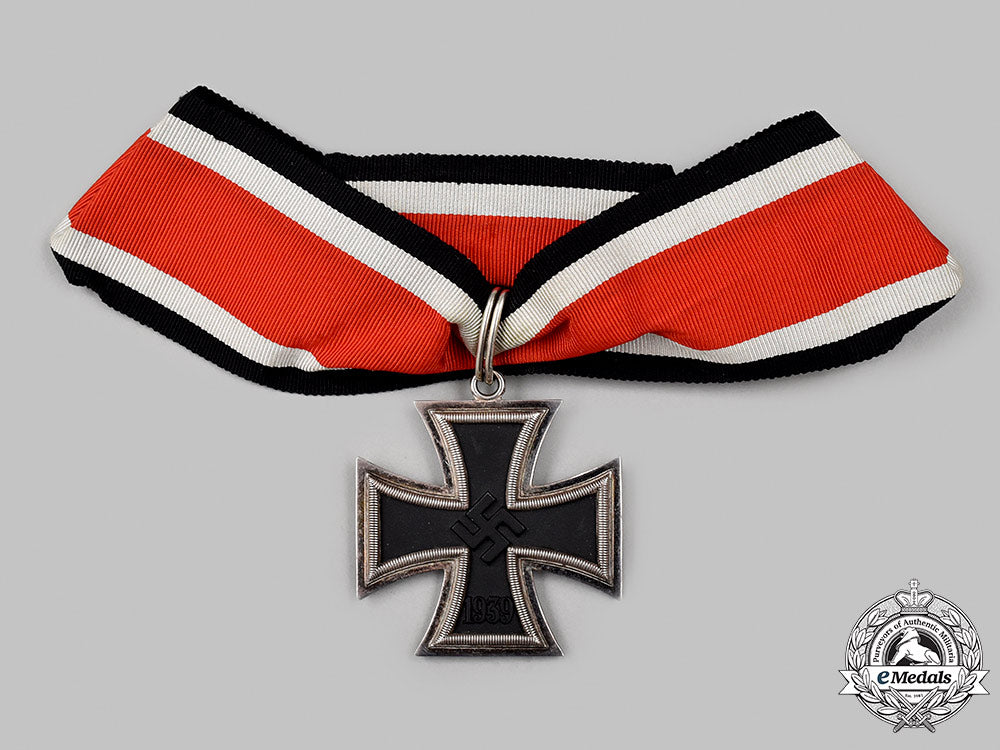 germany,_wehrmacht._a_knight’s_cross_of_the_iron_cross_with_presentation_case,_by_gebrüder_godet_040_m21_mnc9432