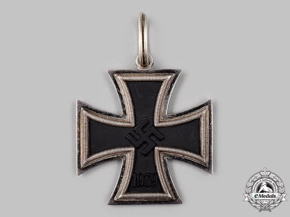 germany,_wehrmacht._a_knight’s_cross_of_the_iron_cross_with_presentation_case,_by_gebrüder_godet_041_m21_mnc9433