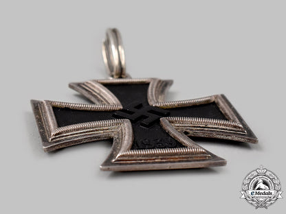 germany,_wehrmacht._a_knight’s_cross_of_the_iron_cross_with_presentation_case,_by_gebrüder_godet_043_m21_mnc9437