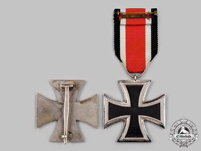 germany,_wehrmacht._a_knight’s_cross_of_the_iron_cross_with_presentation_case,_by_gebrüder_godet_046_m21_mnc9422