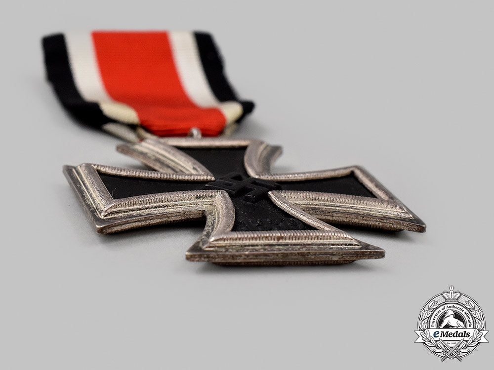 germany,_wehrmacht._a_knight’s_cross_of_the_iron_cross_with_presentation_case,_by_gebrüder_godet_048_m21_mnc9424