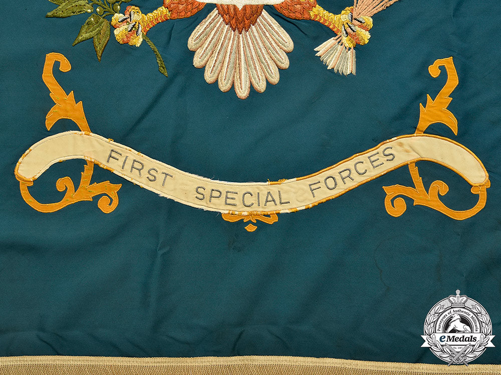 united_states._a5_th_special_forces_group_flag_sent_to_vietnam_and_later_given_to‘_colonel’_martha_raye_in1971_04_m21_mnc1428