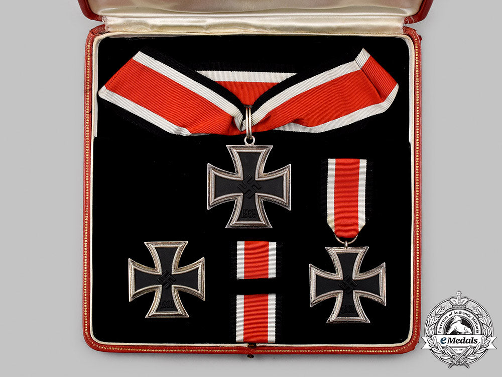 germany,_wehrmacht._a_knight’s_cross_of_the_iron_cross_with_presentation_case,_by_gebrüder_godet_051_m21_mnc9427