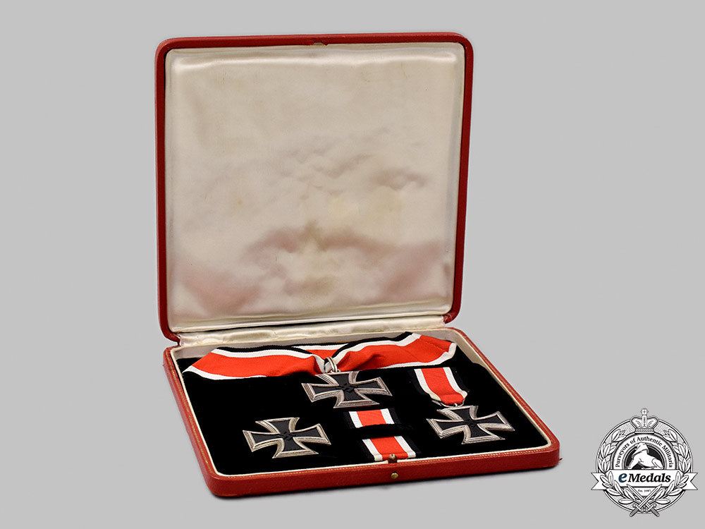 germany,_wehrmacht._a_knight’s_cross_of_the_iron_cross_with_presentation_case,_by_gebrüder_godet_053_m21_mnc9429
