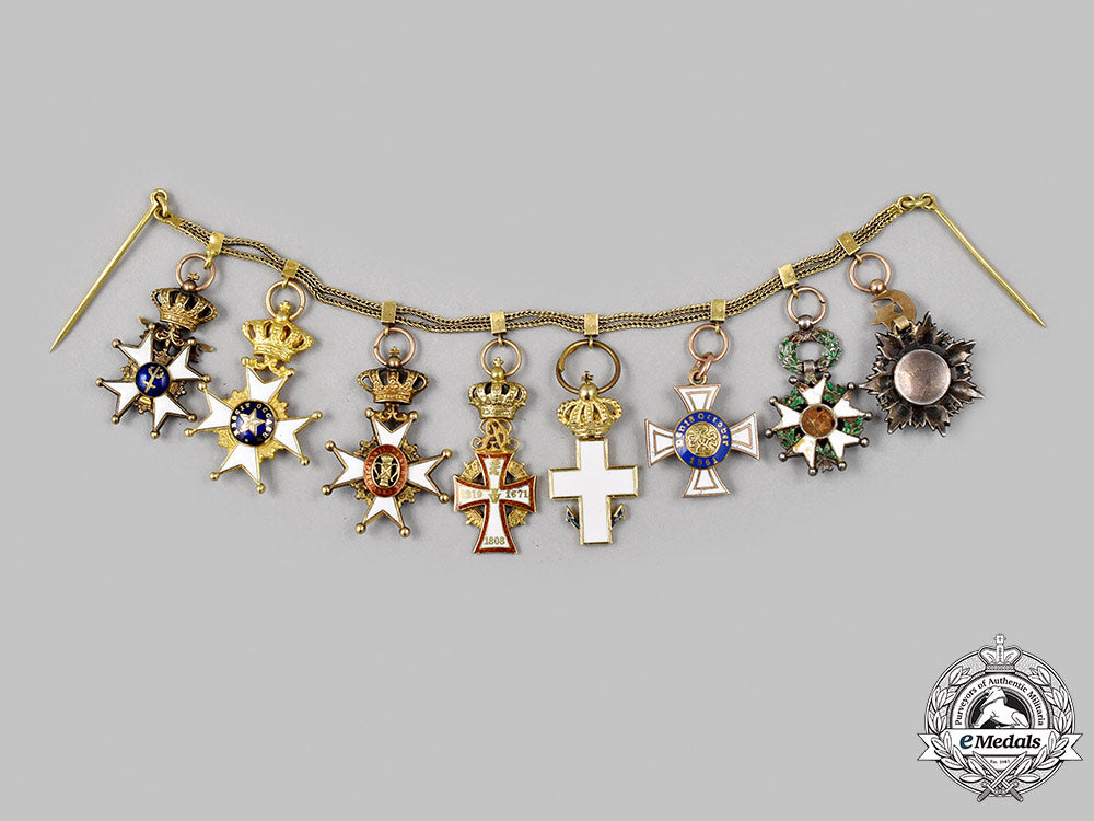 international._a_miniature_chain_of_world_orders_in_gold,_c.1930_055_m21_mnc9474_1
