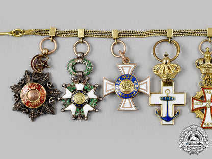 international._a_miniature_chain_of_world_orders_in_gold,_c.1930_056_m21_mnc9460_1
