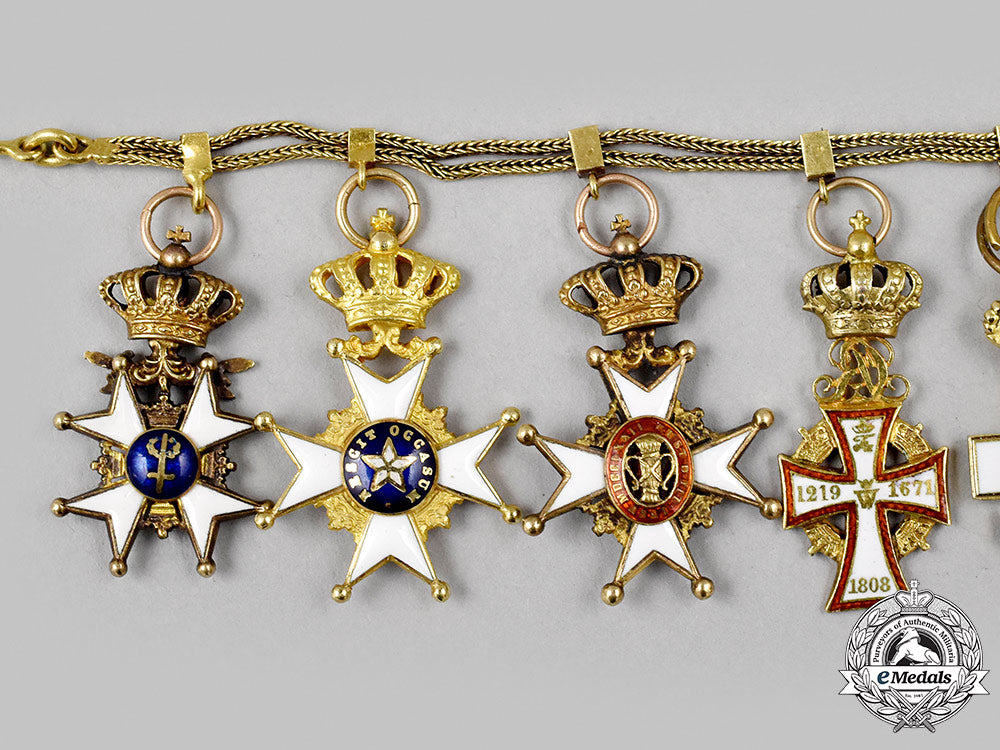 international._a_miniature_chain_of_world_orders_in_gold,_c.1930_058_m21_mnc9468_1