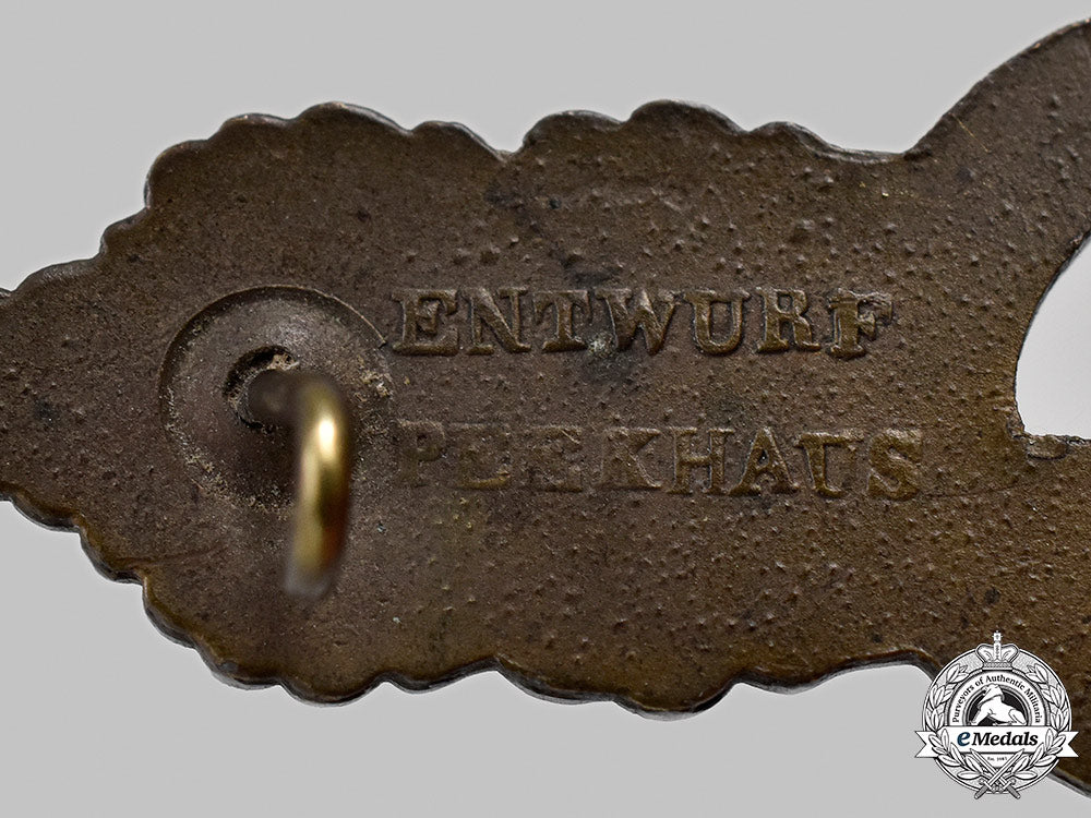germany,_kriegsmarine._a_u-_boat_clasp,_second_pattern_bronze_grade,_by_schwerin_05_m21_mnc0644_1_1