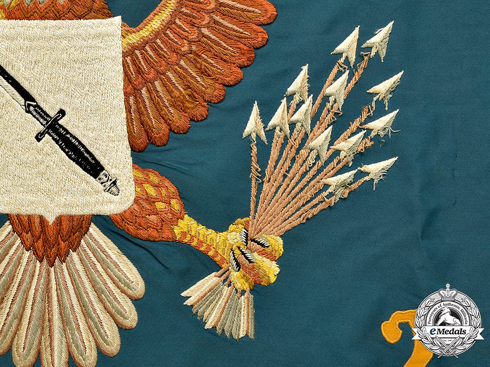 united_states._a5_th_special_forces_group_flag_sent_to_vietnam_and_later_given_to‘_colonel’_martha_raye_in1971_06_m21_mnc1431