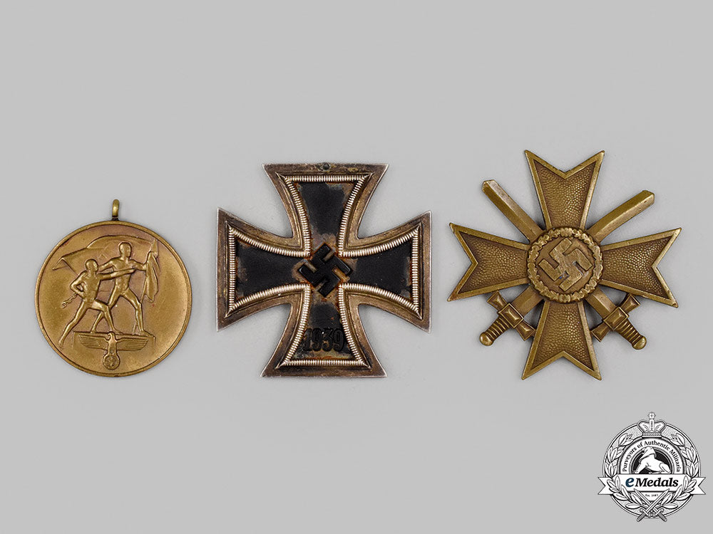 germany,_wehrmacht._a_mixed_lot_of_decorations_074_m21_mnc9244