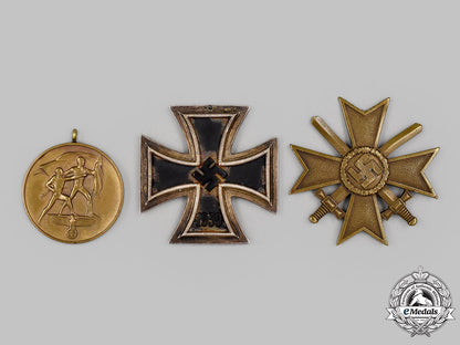 germany,_wehrmacht._a_mixed_lot_of_decorations_074_m21_mnc9244