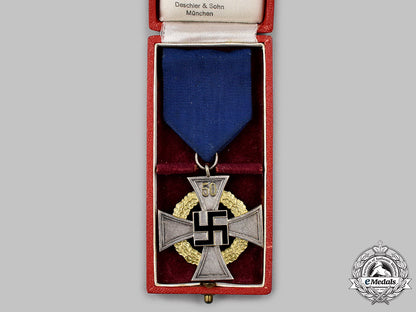 germany,_third_reich._a_civil_service50-_year_long_service_decoration,_with_case_and_dedication_letter,_by_deschler&_sohn_082_m21_mnc9657