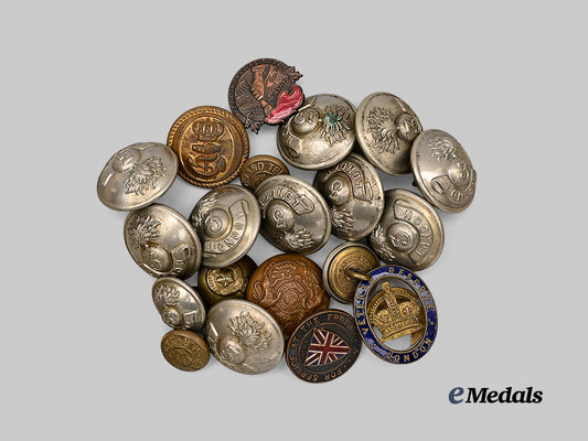 united_kingdom._a_lot_of_seventeen_buttons_and_three_badges_e_medals__g_b8334_2