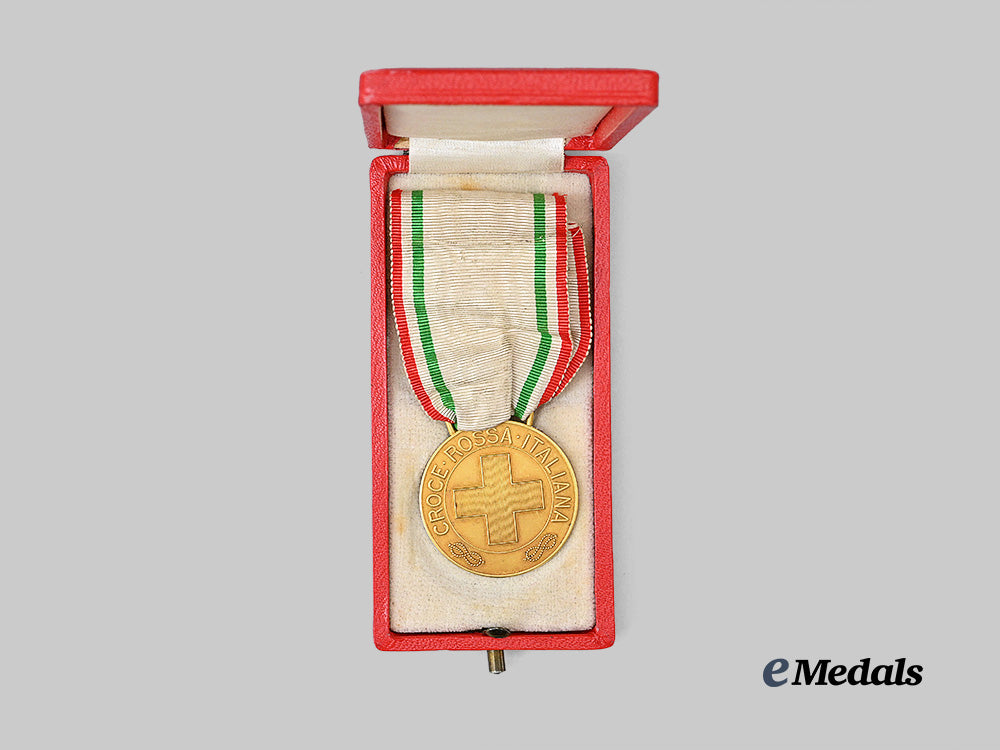 italy,_kingdom._an_extremely_rare_red_cross_merit_medal,_in_gold_e_medals__e_u15584_3