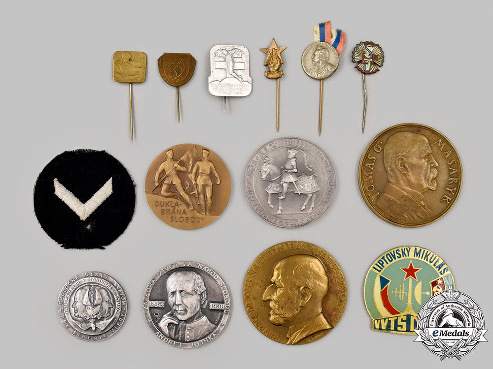 slovakia_and_czechoslovakia._a_mixed_lot_of_decorations&_table_medals_104_m21_mnc9045