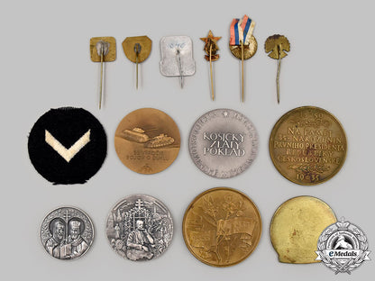 slovakia_and_czechoslovakia._a_mixed_lot_of_decorations&_table_medals_105_m21_mnc9047