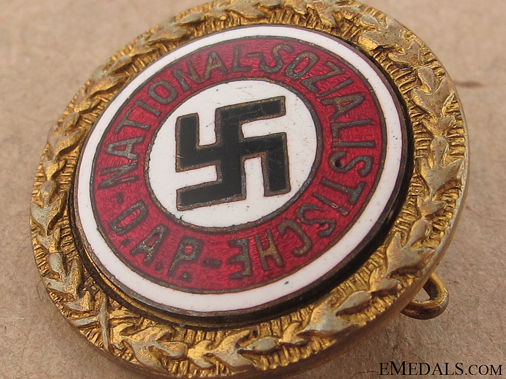 nsdap_golden_party_badge-_j._fuess_10.jpg50b37998753f4