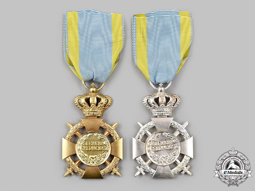 romania,_kingdom._two_loyal_service_crosses_with_swords,_type_ii(1932-1947)_113_m21_mnc0163_1