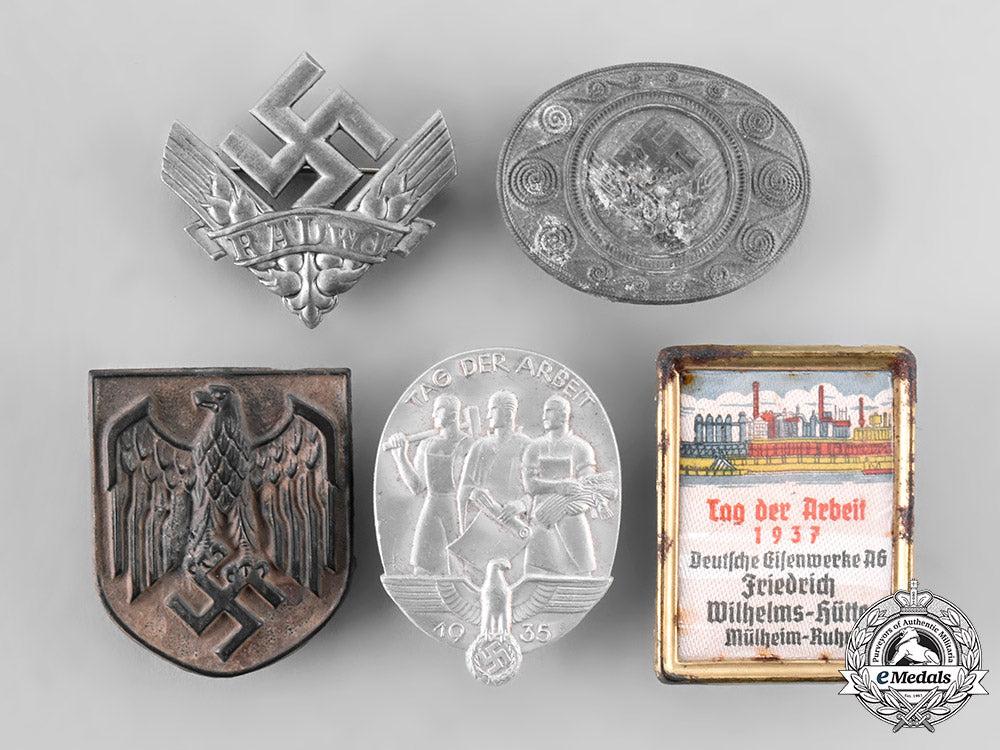 germany,_third_reich._a_lot_of_badges_and_insignia_12slot_tray_lo_020