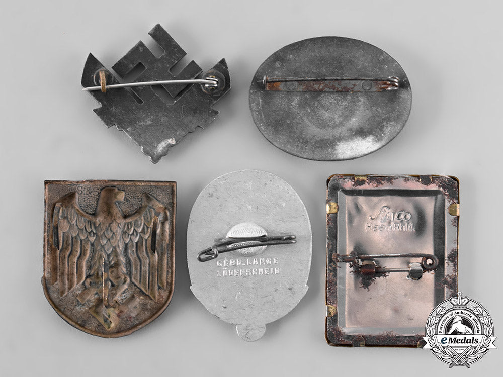 germany,_third_reich._a_lot_of_badges_and_insignia_12slot_tray_lo_021