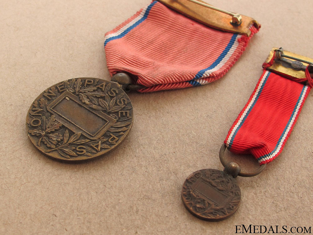 verdun_medal,_type_v,_fullsize_and_miniature,1916_131.jpg510693c432893