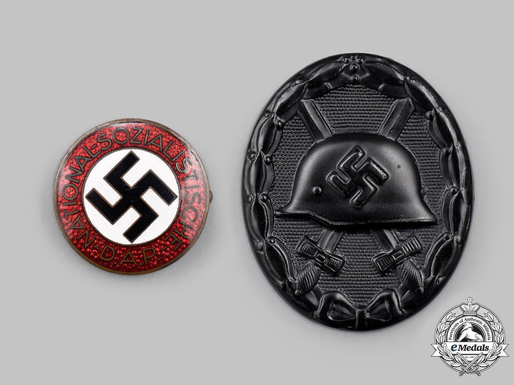 germany,_third_reich._a_pair_of_badges_13_m21_mnc4884