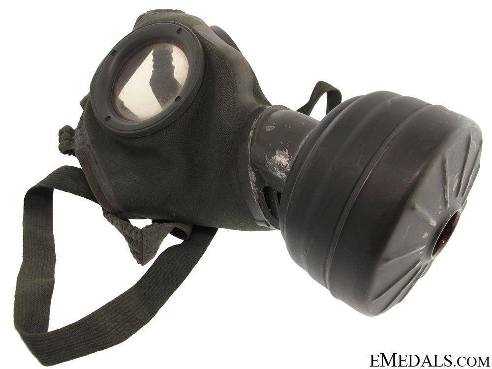 wwii_german_m30_gas_mask_14.jpg515076addd351