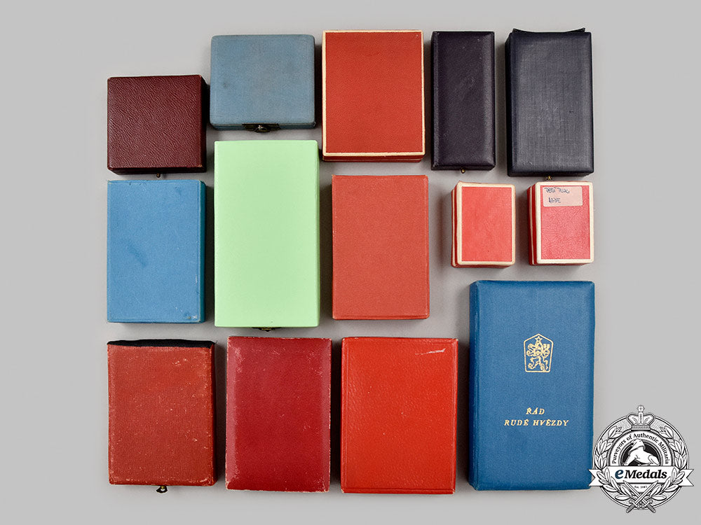 international._a_mixed_lot_of_award_cases_152_m21_mnc9123_1