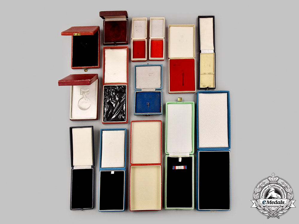 international._a_mixed_lot_of_award_cases_153_m21_mnc9127_1