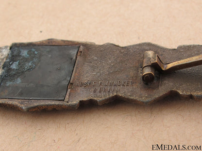 close_combat_clasp–_juncker_19__2_