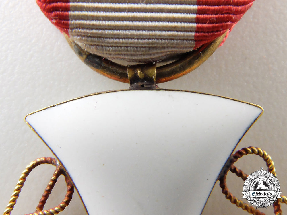 italy,_kingdom._an_order_of_the_crown_in_gold,_v_class_with_case_19h_1