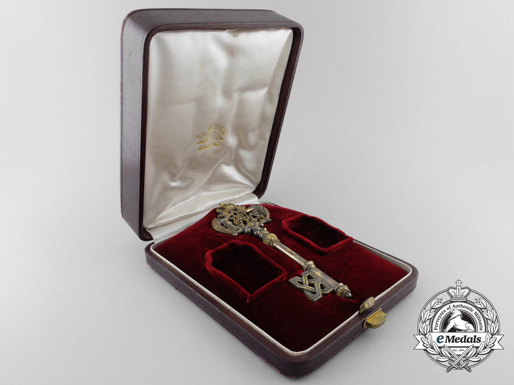 a_king_alfonso_xiii_court/_privy_chamber_key,_cased_1_1