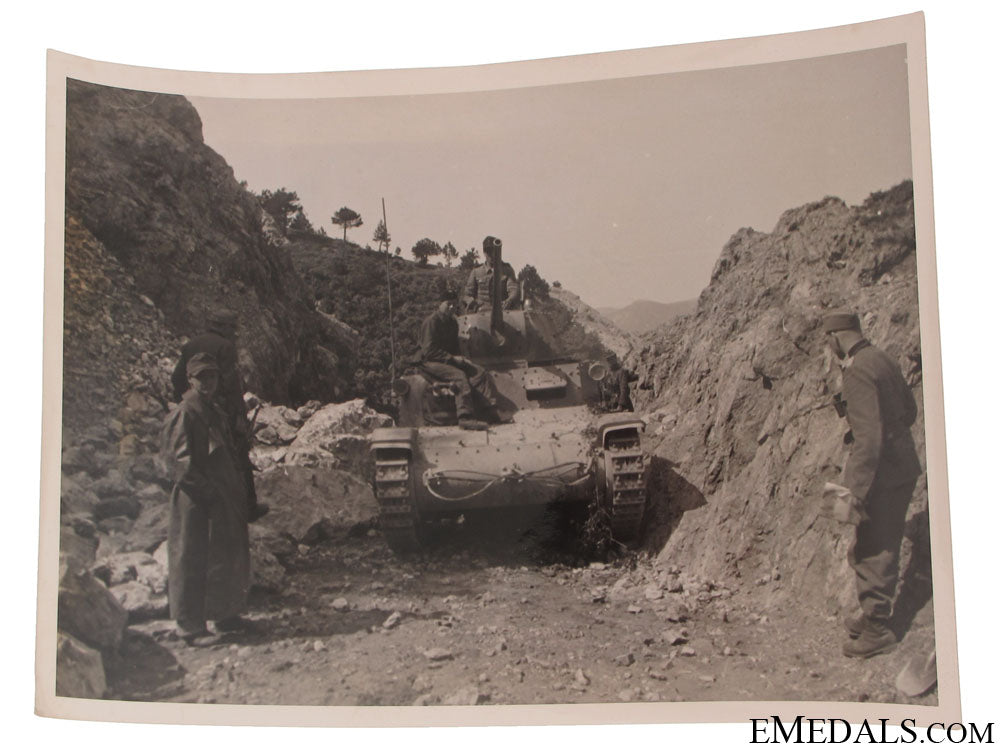 2_photos-_german_panzers_in_support_of_fallschirmjäger_assault_on_drvar_1.jpg508eb9b19d7d7