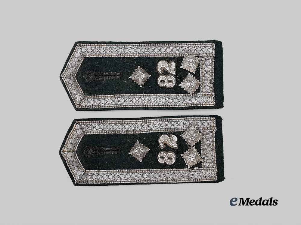 germany,_heer._a_set_of_infanterie-_regiment82_stabsfeldwebel_shoulder_straps,_first_pattern_e_medals__g62890_2