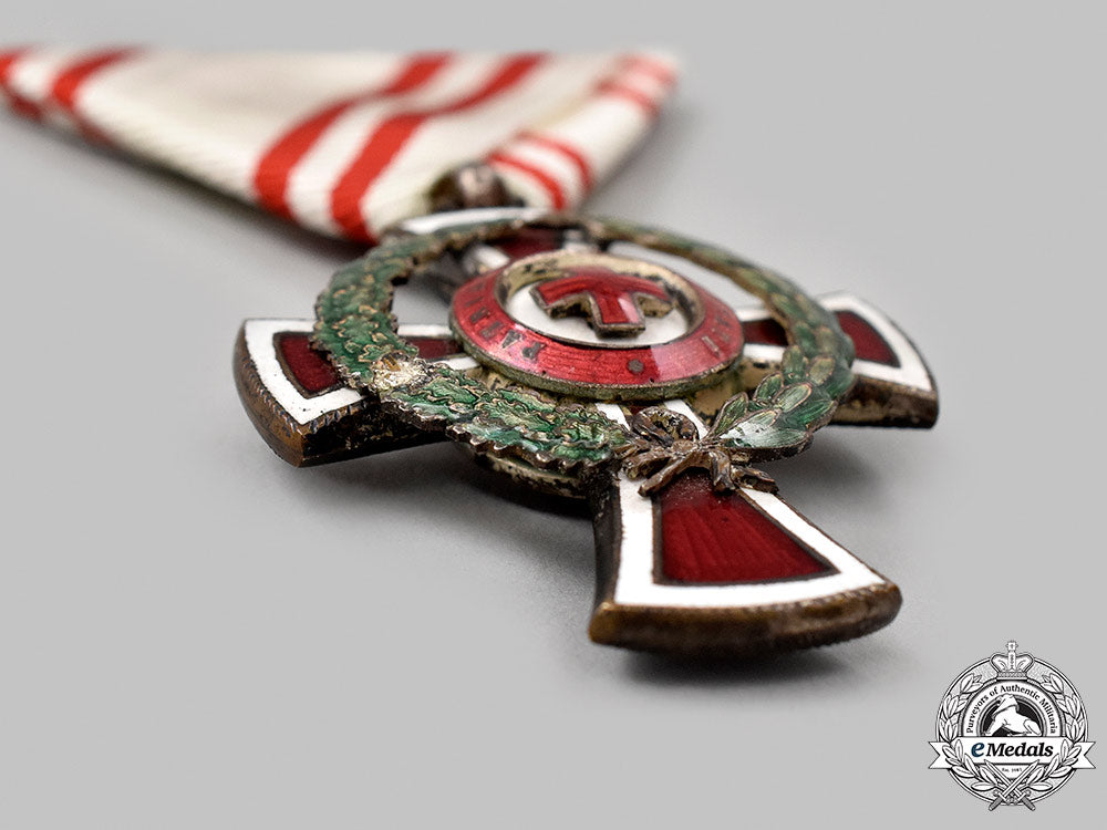 austria,_empire._an_honour_decoration_of_the_red_cross1914-1918,_ii_class_with_war_decoration,_c.1915_21_m21_mnc2327